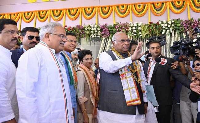 पंडित नेहरू और इंदिरा गांधी के रास्ते से भटक गई है सरकार : बघेल