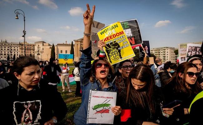 ईरान में स्कूल जाने से रोकने के लिए सैकड़ों लड़कियों को दिया गया जहर