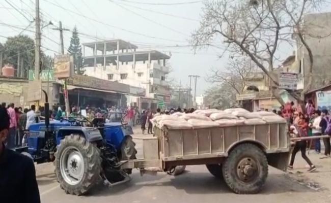 मोतिहारी शहर में सड़क दुर्घटना,बाइक सवार युवक की मौत,आक्रोश में लोगों ने किया सड़क जाम