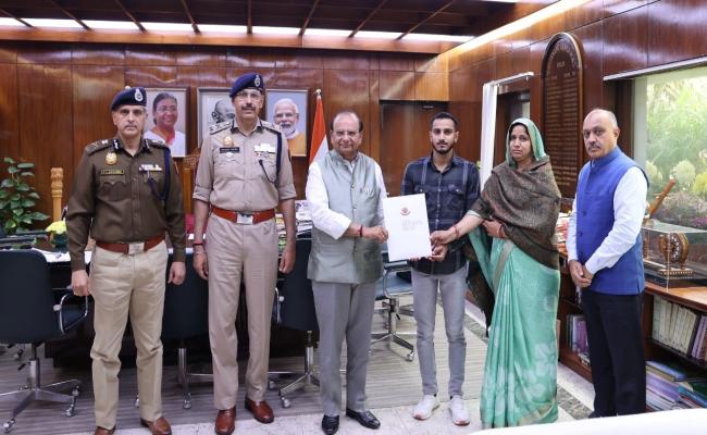 उपराज्यपाल ने एएसआई शंभु दयाल के बेटे को नियुक्ति पत्र सौंपा