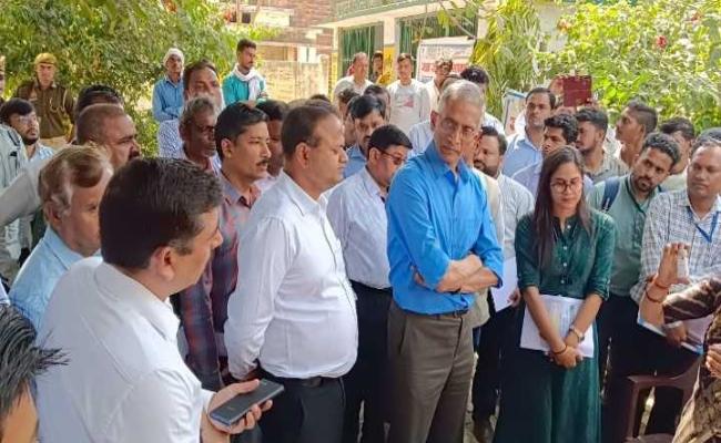 वर्ल्ड बैंक कार्यकारी निदेशक पहुंचे बुंदेलखंड,परखी जल जीवन मिशन की गुणवत्ता