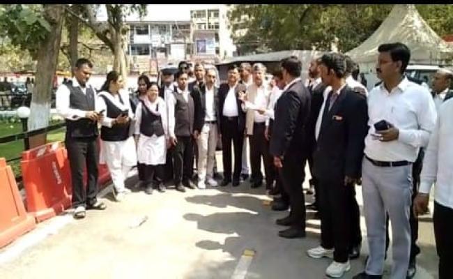 उमेश पाल हत्याकांड को लेकर अधिवक्ताओं ने कचहरी में की हड़ताल