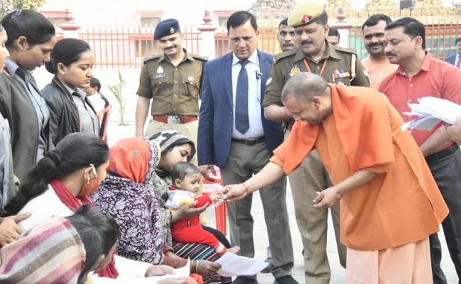 अधिकारी दें ध्यान, लोग न हों परेशान : योगी