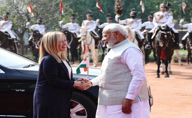 इटली की प्रधानमंत्री जियोर्जिया मेलोनी का राष्ट्रपति भवन में औपचारिक स्वागत किया गया