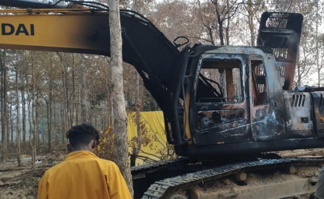 गढ़चिरौली: नक्सलियों फूंके सड़क निर्माण में लगे वाहन