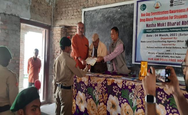 नशा मुक्ति को लेकर ली अकादमी के बच्चों के बीच जनसंवाद