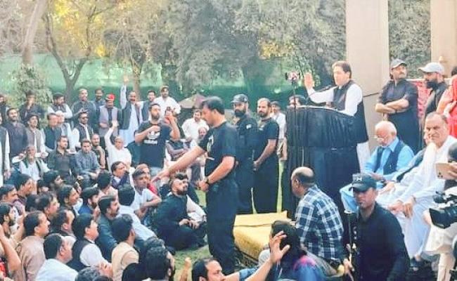 इमरान खान को गिरफ्तार करने पहुंची पुलिस, घर पर नहीं मिले