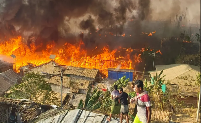 बांग्लादेश में तीन रोहिंग्या शरणार्थी शिविरों में लगी आग, दो हजार झुग्गियां राख