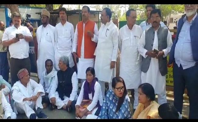 पटना: सीबीआई रेड के खिलाफ राबड़ी आवास के बाहर समर्थकों का प्रदर्शन