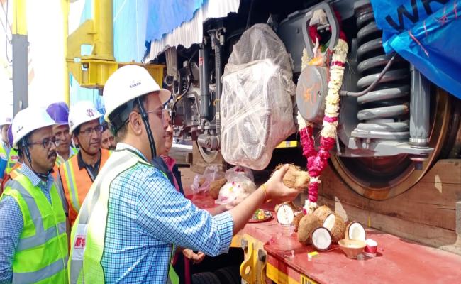 गुजरात में बनी मेट्रो ट्रेन आगरा पहुंची, डीएम ने की पूजा