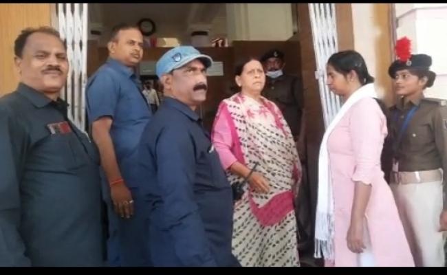 करीब पांच घंटे की पूछताछ के बाद सीबीआई टीम वापस लौटी, राबड़ी पहुंचीं विधान परिषद्