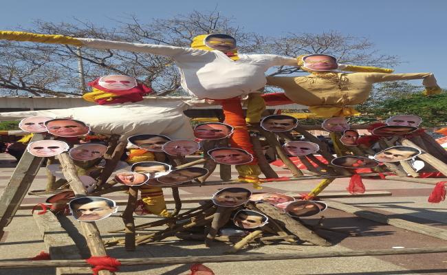 दिल्ली भाजपा ने फूंका 'आप' नेताओं का पुतला