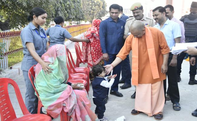 भू-माफियाओं पर करें कठोर कर्रवाई : योगी आदित्यनाथ