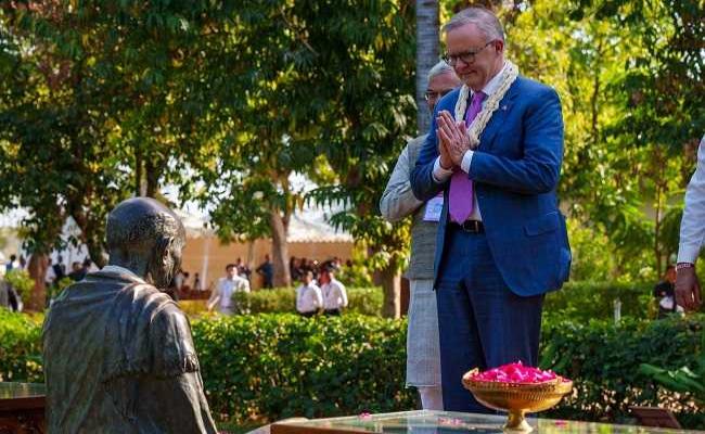 ऑस्ट्रेलिया के पीएम एंथनी अल्बनीज पहुंचे अहमदाबाद, महात्मा गांधी की प्रतिमा को पुष्पांजलि की