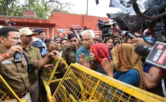 पुलवामा शहीदों की वीरांगनाओं ने किया अनूठा प्रदर्शन