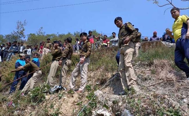 आईटीबीपी के जवानों ने मसूरी में खाई से सात लोगों को निकाला