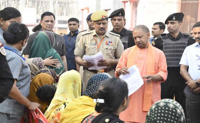 मुख्यमंत्री योगी ने सुनीं 400 लोगों की समस्या