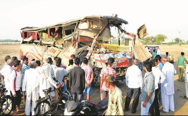 झज्जर में दिल्ली के तीर्थयात्रियों की बस पलटी, 35 घायल, पांच गंभीर