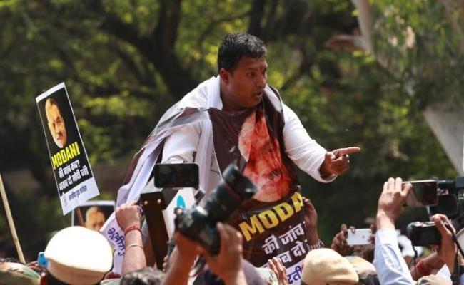 अडानी को बचा रही है मोदी सरकार : श्रीनिवास बी वी