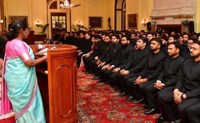 कर संकलन और करदाताओं के अनुकूल माहौल तैयार करें आईआरएस अधिकारी : राष्ट्रपति