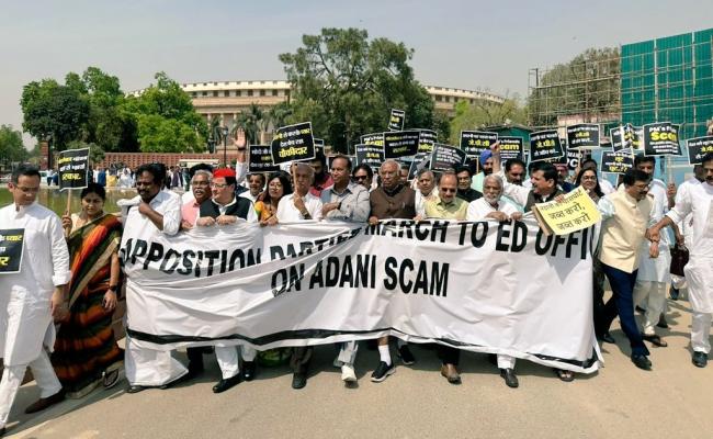 अडानी मुद्दे पर विपक्ष ने की जेपीसी की मांग, सड़क पर उतरे सांसद