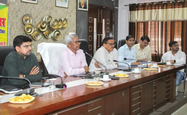 अगवानपुर चीनी मिल के गन्ना भुगतान में देरी पर डीएम ने लगाई फटकार, नियमित भुगतान के दिए निर्देश