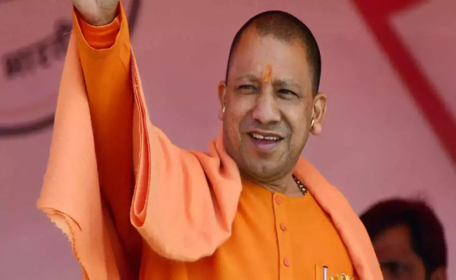 मुख्यमंत्री योगी ने सुनीं लोगों की समस्याएं