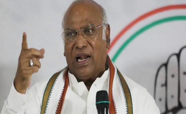 मुद्दों से ध्यान भटकाने के लिए राहुल गांधी को राष्ट्र विरोधी बता रही भाजपा : खड़गे