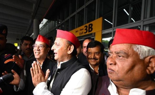 कोलकाता पहुंचे अखिलेश ने कहा: भाजपा जिनसे डरती है उनके पीछे सीबीआई-ईडी लगा देती है