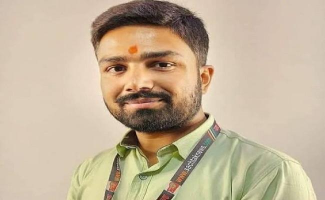 बिहार के यूट्यूबर मनीष कश्यप के घर की कोर्ट के आदेश के बाद पुलिस कर रही कुर्की जब्ती