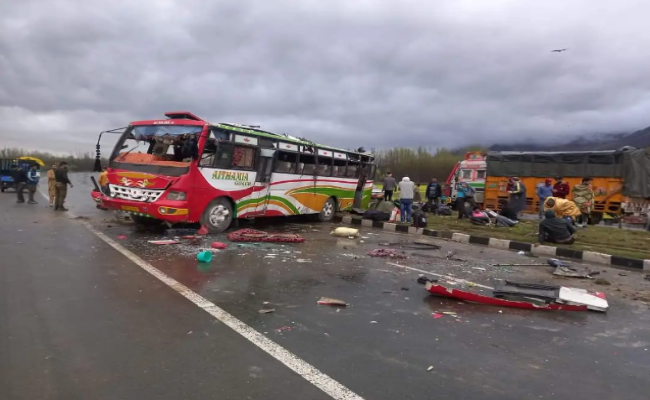 अवंतीपोरा में बस पलटी, बिहार के चार लोगों की मौत, कई घायल