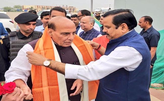 दो दिवसीय दौरे पर लखनऊ पहुंचे रक्षामंत्री राजनाथ सिंह