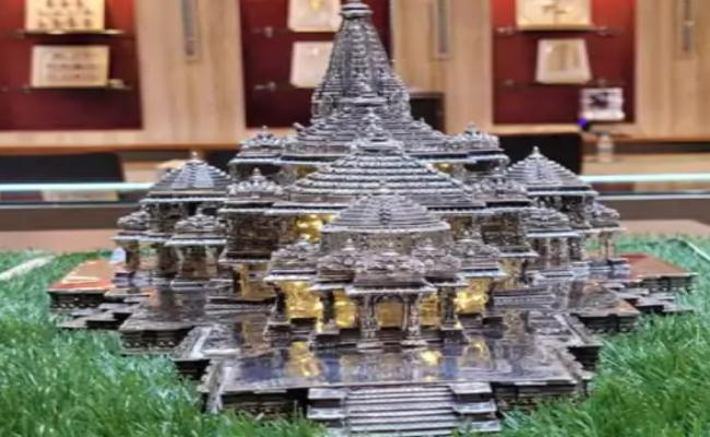 सूरत के ज्वैलर्स ने बनाई अयोध्या के श्रीराम मंदिर की चांदी की प्रतिकृति