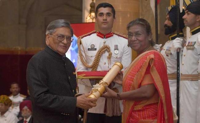 राष्ट्रपति ने पूर्व विदेश मंत्री एसएम कृष्णा और उद्योगपति कुमार मंगलम बिड़ला सहित कई हस्तियों को सौंपे पद्म सम्मान