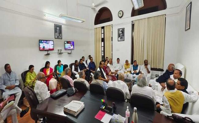 अडाणी मामले पर जेपीसी के गठन से भाग रही है सरकार : खड़गे