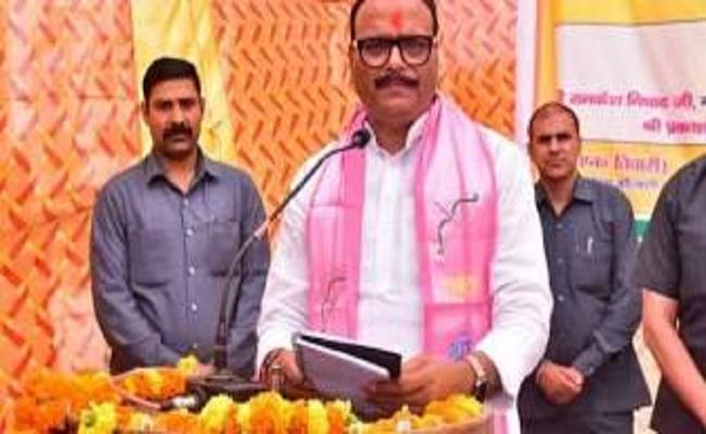 उप मुख्यमंत्री ब्रजेश पाठक ने बांदा के आठ डॉक्टरों की सेवाएं समाप्त की