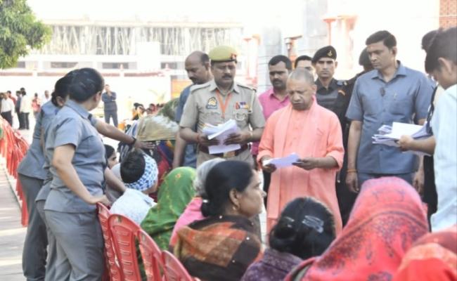 मुख्यमंत्री ने गोरखनाथ मंदिर में लगाया जनता दरबार, सात सौ फरियादियों को सुना