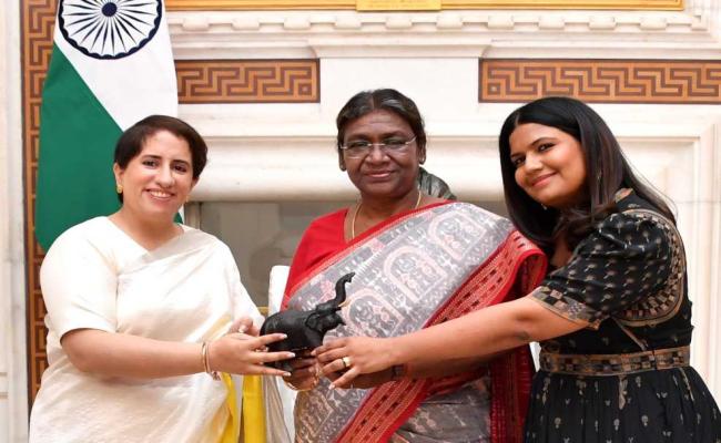 ऑस्कर विजेता डॉक्यूमेंट्री 'द एलिफेंट व्हिस्परर्स' के निर्माताओं ने राष्ट्रपति से की मुलाकात