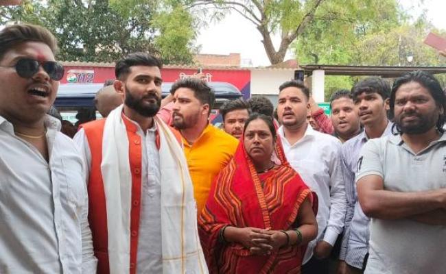 भोजपुरी अभिनेत्री आकांक्षा दुबे की मां ने परिजनों के साथ सारनाथ थाने में दिया धरना