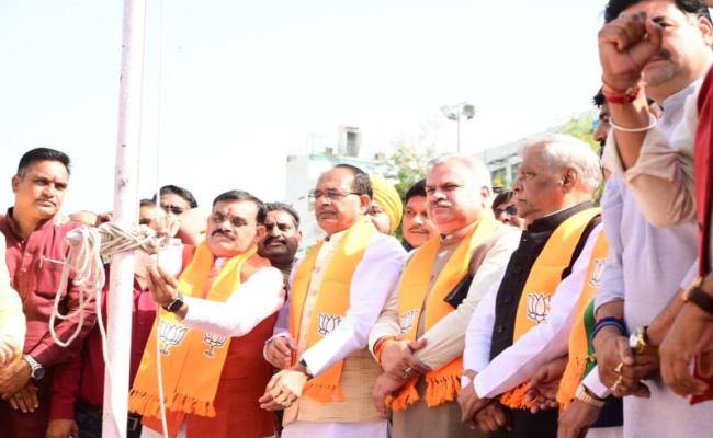 भोपाल: भारतीय जनता पार्टी के स्थापना दिवस पर प्रदेश कार्यालय में हुआ ध्वजारोहण