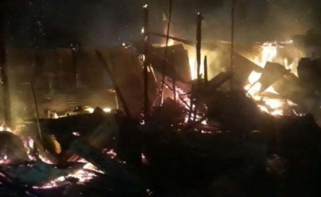 भयावह अग्निकांड में दर्जनों दुकाने जलकर ख़ाक