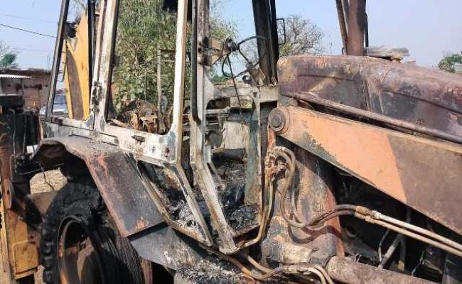 झारखंड के तीन जिलों में नक्सलियों ने 12 वाहन फूंके