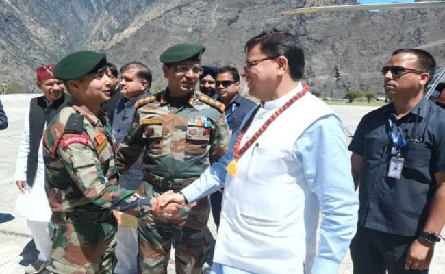 मुख्यमंत्री पहुंचे जोशीमठ हेलीपैड, सैन्य अधिकारियों ने किया स्वागत