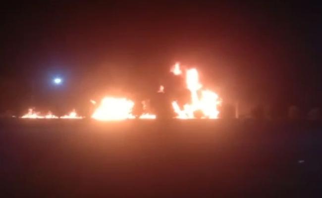 राष्ट्रीय राजमार्ग 27 पर ट्रक बना आग का गोला,नहीं पहुँची फायर ब्रिगेडनगर परिषद करैरा के पास खराब फायर ब्रिगेड को सुधारने नहीं है बजट