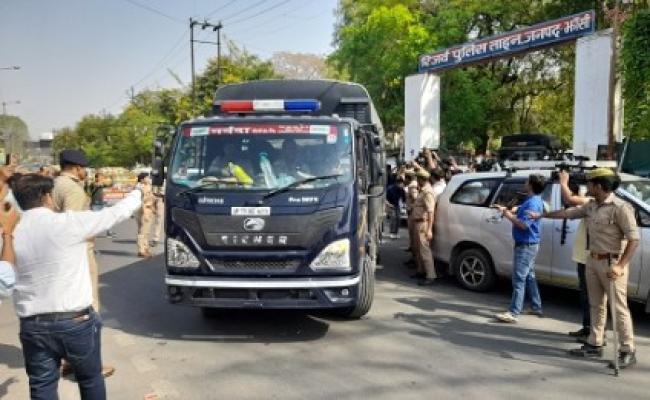 एक घंटे से अधिक समय तक झांसी पुलिस लाइन में रुका अतीक का काफिला