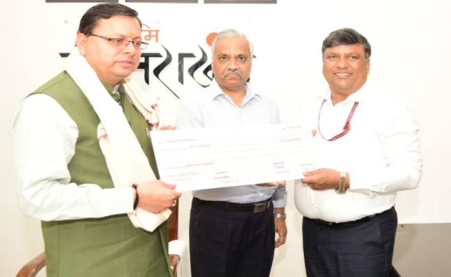 मुख्यमंत्री धामी को टीएचडीसी के सीएमडी ने जोशीमठ के लिए सौंपा दो करोड़	