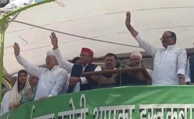 ईद पर एक साथ नजर आये अखिलेश यादव और ब्रजेश पाठक