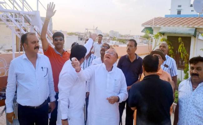 शिक्षा मंत्री कल्ला ने पतंगबाजी का लुत्फ उठा निभाई परंपरा