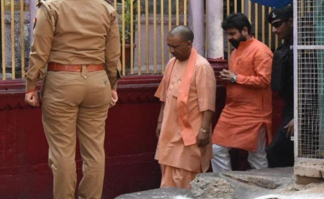 मुख्यमंत्री योगी आदित्यनाथ ने बाबा विश्वनाथ के दरबार में लगाई हाजिरी
