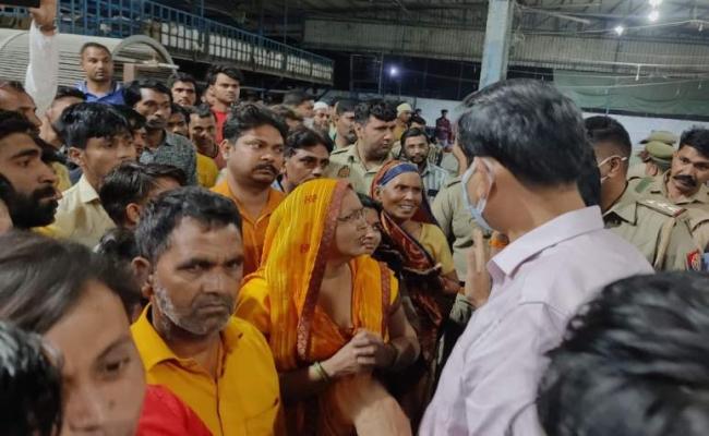 बुलंदशहर कोल्ड स्टोर हादसा : 15 घंटे के अधिक समय से राहत-बचाव कार्य में जुटी एनडीआरएफ-एसडीआरएफ